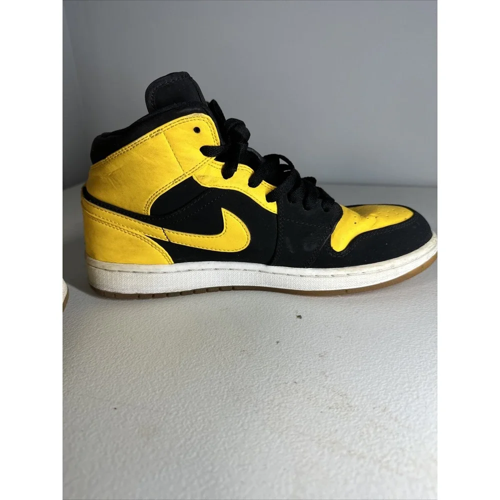 Jordan 1 Retro Mid New Love 2017 554724-035 Men's‎ Size 9